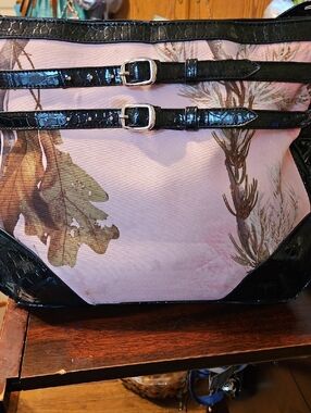 Realtree Pink and Black Floral Shoulder Bag